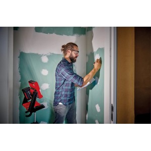 Einhell Akku-Lampe TE-CL 18/2000 LiAC Solo im Einsatz beim Ausleuchten einer Baustelle.