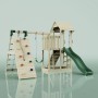 PolarPlay Spielturm Farö mit Schaukel, Kletterwand und grüner Rutsche aus Holz.