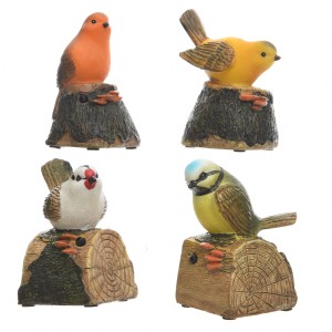 Mehrfarbige Deko-Figur: Vogel mit Sensor und Ton, 4-fach sortiert, aus Polyresin, ca. 10 cm hoch.