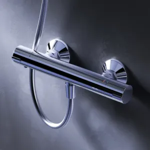 Glänzender AM.PM Duschthermostat aus Chrom mit Brauseanschluss an dunkler Wand. Präzise Temperaturregelung für Dusche.