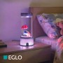 Eglo LED-Tischleuchte Aqua, silber-transparent, mit schwebenden Fischen auf Nachttisch. RGB-Wasserleuchte mit Lichteffekten.