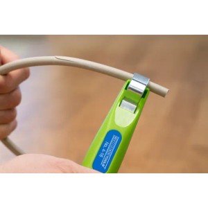 WEICON Kabelmesser 4-16 Green Line beim Abisolieren eines Kabels.