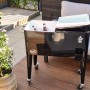 Schwarzer Axi Kühlwagen Retro 76 l mit Getränken, Flaschenöffner und Rollen für Garten, Terrasse oder Party.