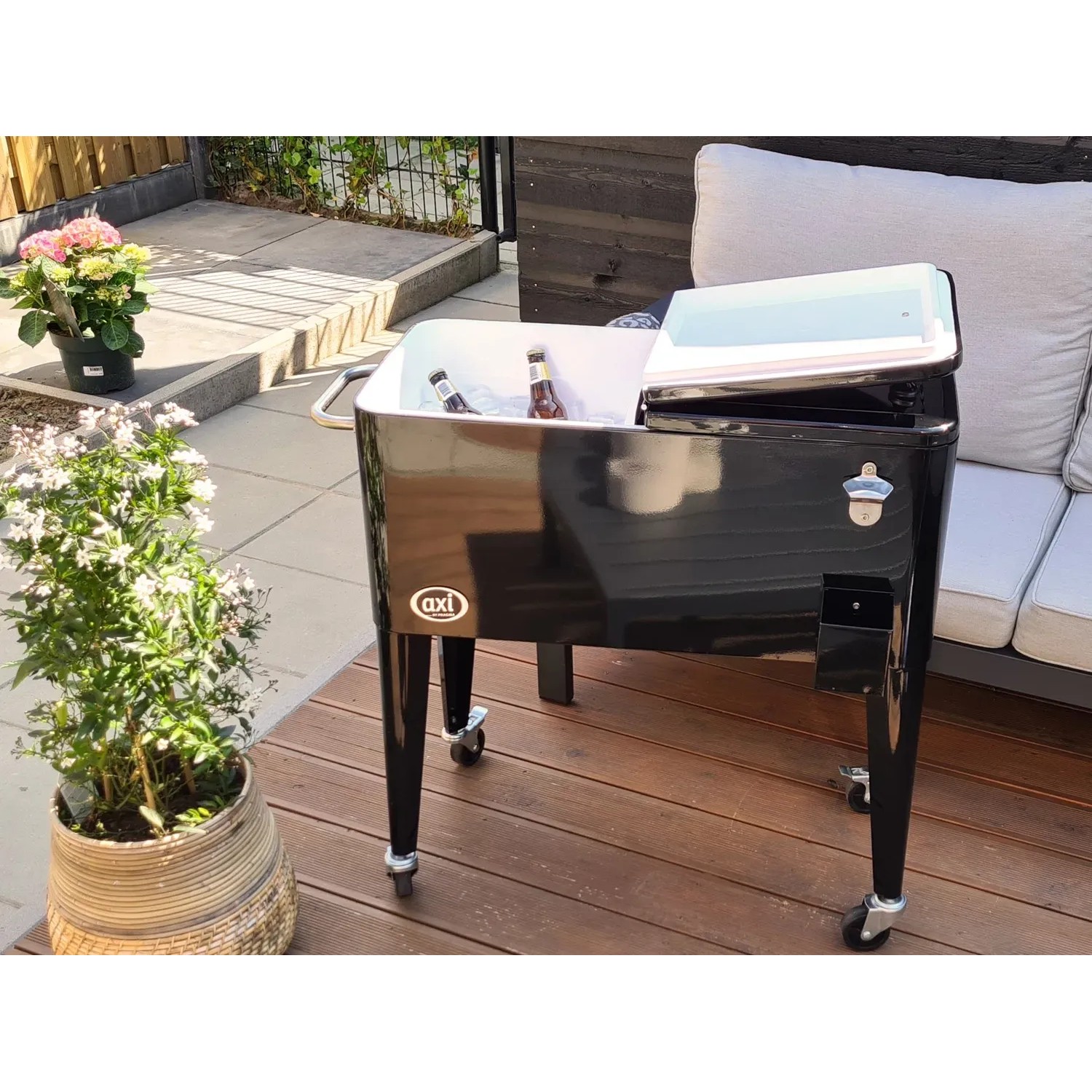 Schwarzer Axi Kühlwagen Retro 76 l mit Getränken, Flaschenöffner und Rollen für Garten, Terrasse oder Party.