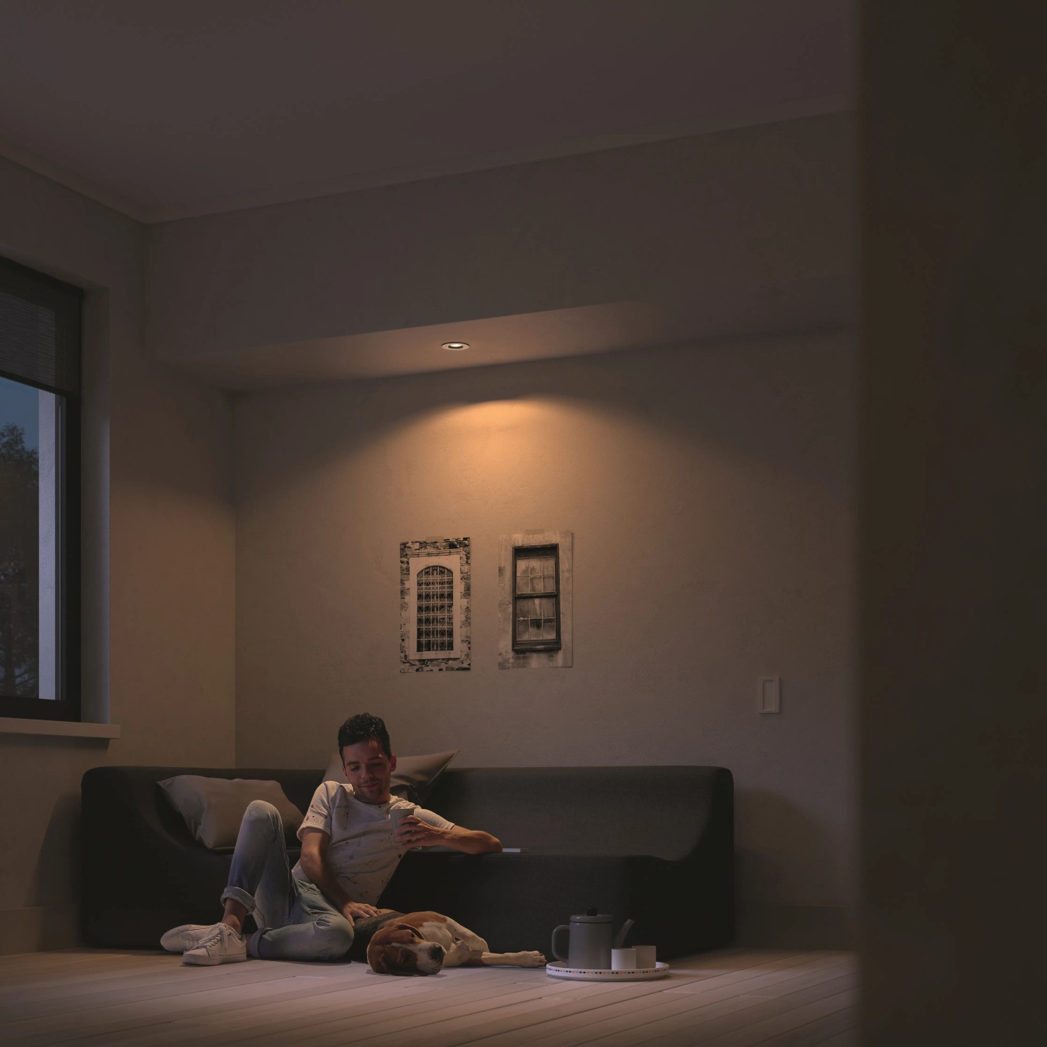 Wohnzimmer mit Philips Hue Milliskin LED Einbauspot, der warmes Licht spendet.