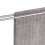 Wenko Badetuchstange Duo Udine, 60 cm, silber matt, mit grauem Handtuch.
