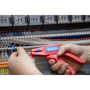 WEICON Abisolierzange No.6 (Rot/Blau) in Aktion beim Abisolieren eines Kabels.