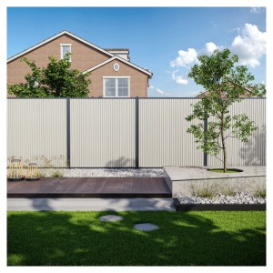 Beiger T&J WPC-Sichtschutzzaun mit vertikalen Lamellen und dunklen Pfosten im Garten. Modern, langlebig, witterungsbeständig.