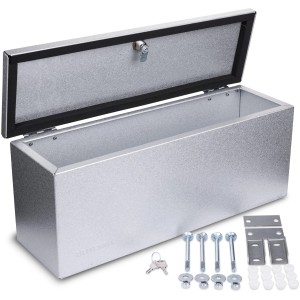 Stema Deichselbox für Autoanhänger, verzinkt, mit offenem Deckel und Zubehör.