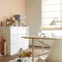 Schöner Wohnen Trendfarbe Sand matt, Farbton an Wand im Arbeitszimmer.