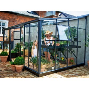 Juliana Gewächshaus Veranda 12 Anthrazit mit Frau und Kind im Garten.