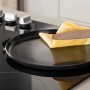 Fackelmann Crepepfanne Statement 25 cm mit fertigem Crepe auf einem Induktionsherd.
