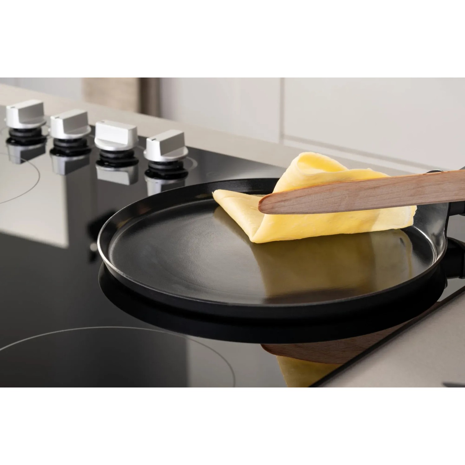 Fackelmann Crepepfanne Statement 25 cm mit fertigem Crepe auf einem Induktionsherd.