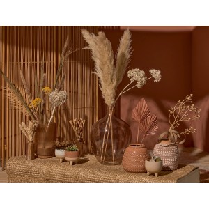 Dekorative braune Glasvase Desert Flower, 25 cm hoch, mit Rillenstruktur und verschiedenen Dekorationen.