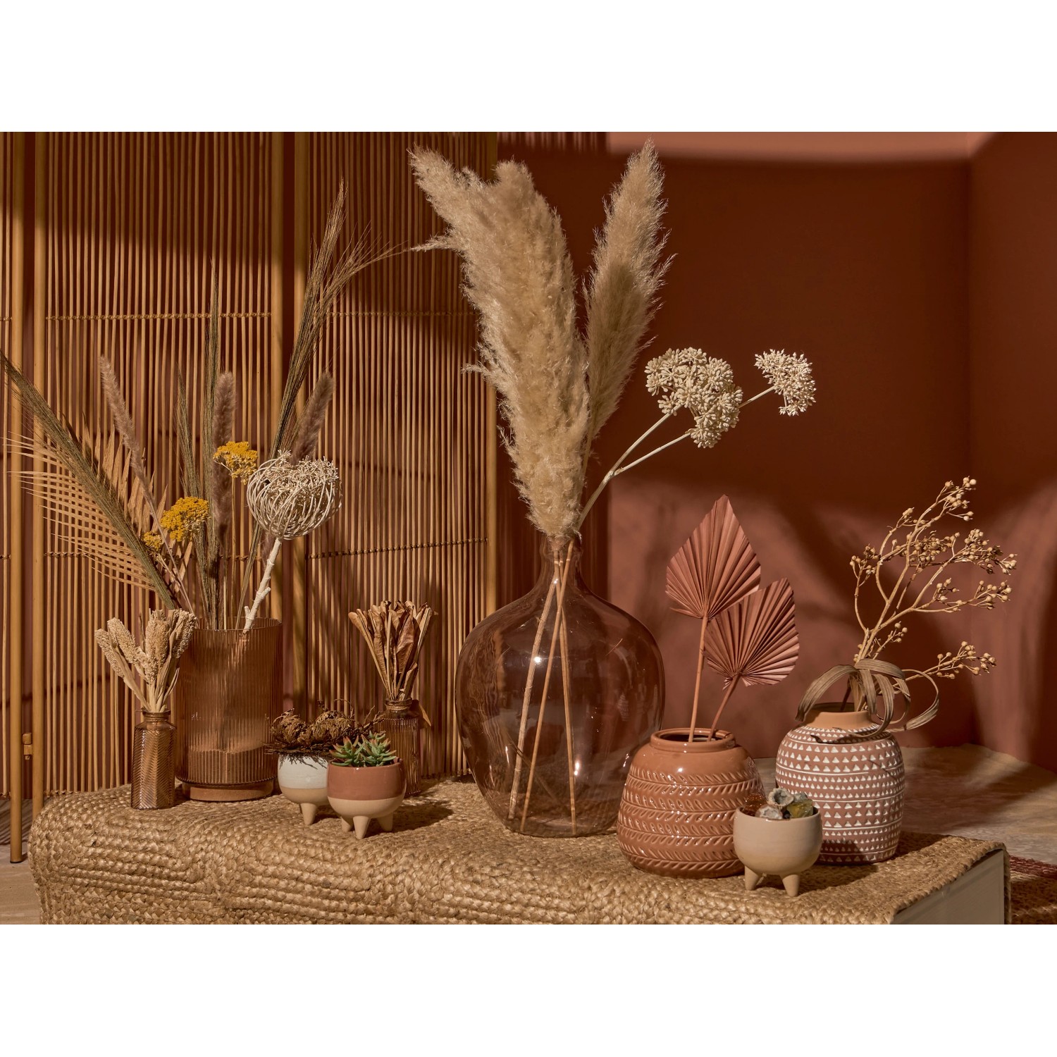 Dekorative braune Glasvase Desert Flower, 25 cm hoch, mit Rillenstruktur und verschiedenen Dekorationen.