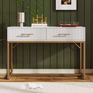 Weiße Kommode mit 2 geriffelten Schubladen, goldenem Metallgestell und Griffen. Modernes Design für Schlafzimmer oder Schminktisch.