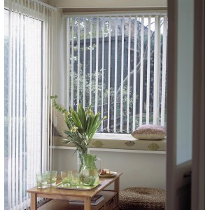 Lamellenvorhang-Set, weiße Streifen, 100x260 cm, zur Lichtregulierung und als Sichtschutz.