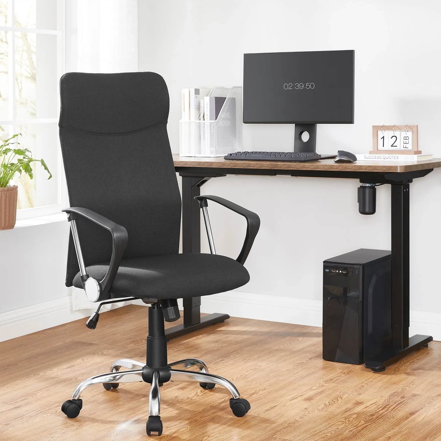 Ergonomischer, schwarzer Songmics Bürostuhl mit Stoffbezug, höhenverstellbar und neigbar.