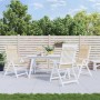 Vier beige Hochlehner-Auflagen aus Oxford-Gewebe auf weißen Gartenstühlen im Außenbereich.