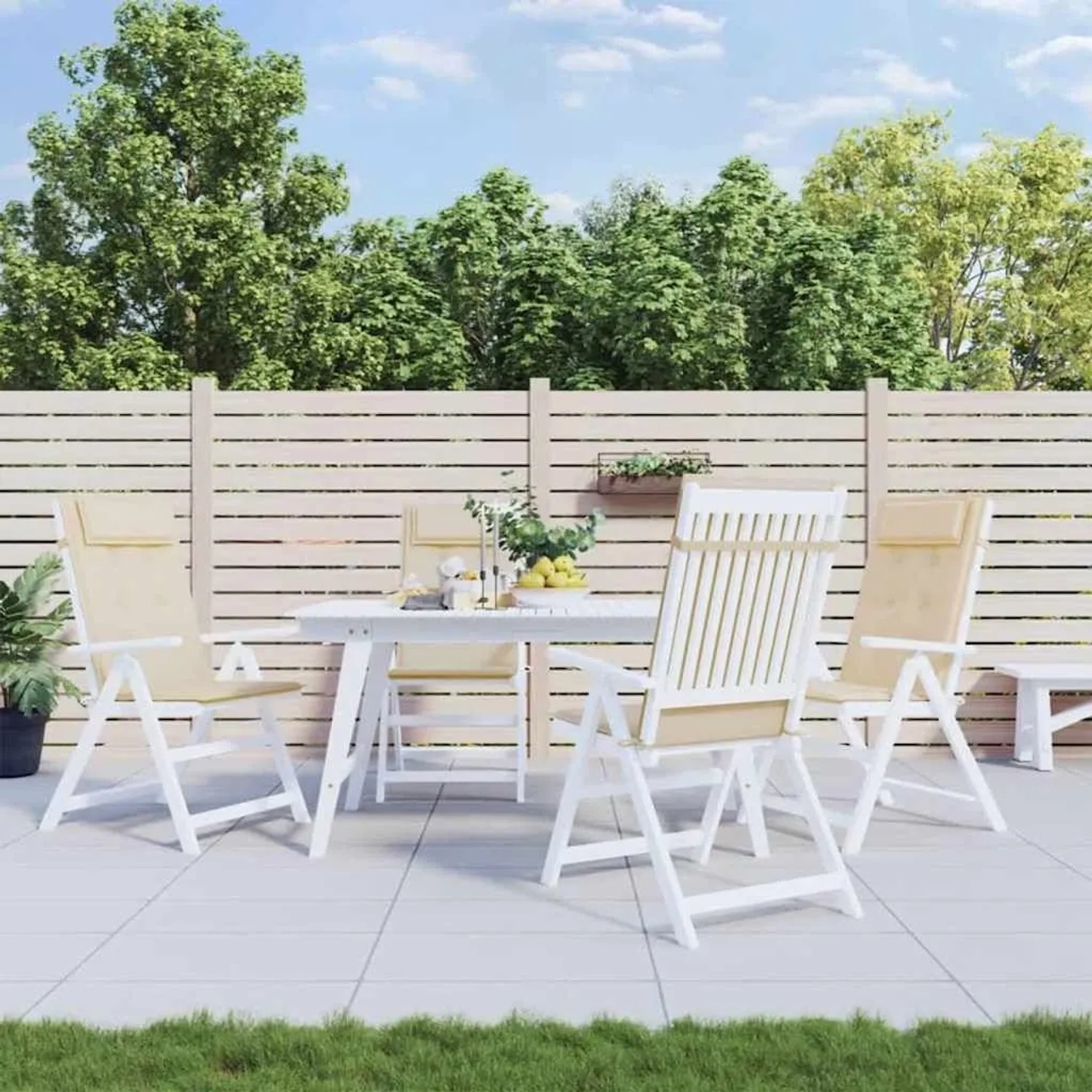 Vier beige Hochlehner-Auflagen aus Oxford-Gewebe auf weißen Gartenstühlen im Außenbereich.