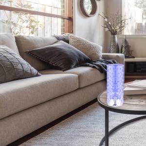 Brilo Akku-Tischleuchte mit Kristalloptik und RGB-Beleuchtung auf einem Tisch im Wohnzimmer.