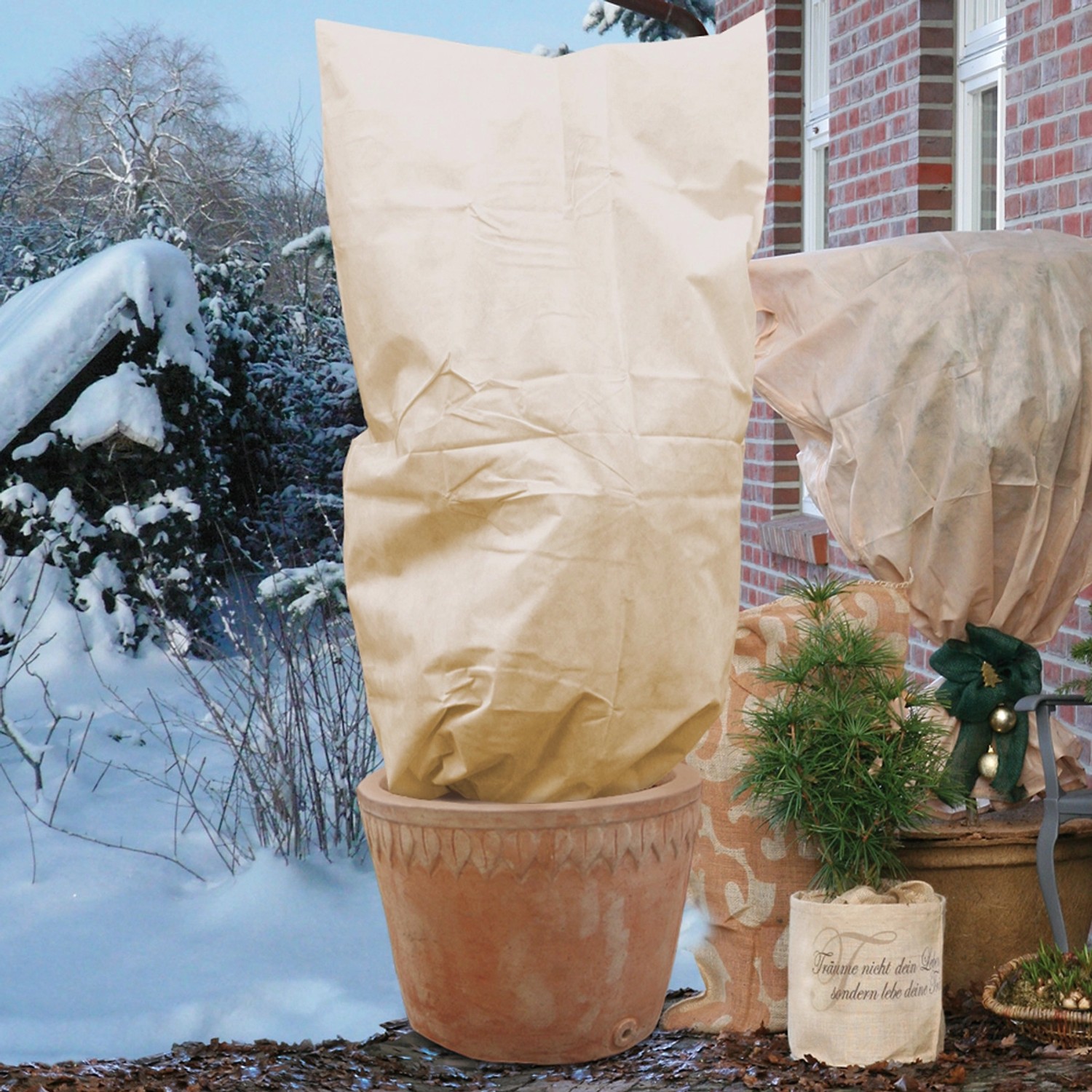 Beige Winterschutz Vlieshaube (180x120cm) für Pflanzen im Topf, schützt vor Frost und Schnee.