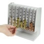 Lichtgrauer Euro Münzsortierer mit transparenten Fächern und Skalierung, eine Hand legt Münzen ein. Ideal als Spardose.