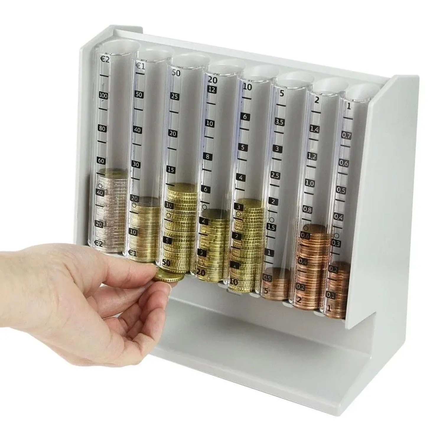 Lichtgrauer Euro Münzsortierer mit transparenten Fächern und Skalierung, eine Hand legt Münzen ein. Ideal als Spardose.