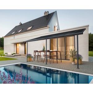 Canopia Terrassenüberdachung Capri, 546x300 cm, anthrazitgrau, mit Tisch und Stühlen am Pool.