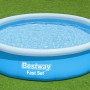 Runder Bestway Fast Set Aufstellpool in Blau mit weißem Luftring, gefüllt mit Wasser, auf grünem Rasen.