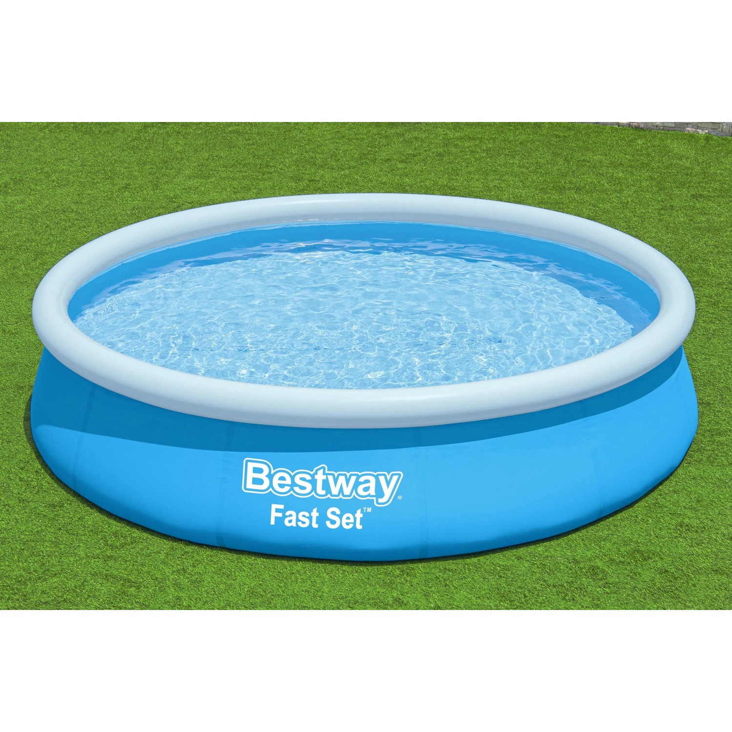 Runder Bestway Fast Set Aufstellpool in Blau mit weißem Luftring, gefüllt mit Wasser, auf grünem Rasen.