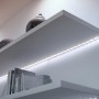 WiZ LED-Strip Tunable White & Color auf Regal, flexible, smarte Beleuchtung für indirektes Licht.
