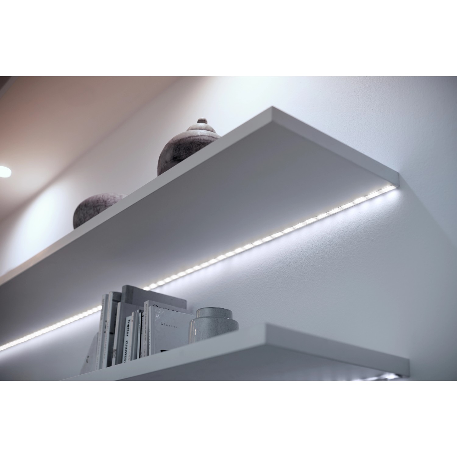 WiZ LED-Strip Tunable White & Color auf Regal, flexible, smarte Beleuchtung für indirektes Licht.