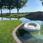 Anthrazitfarbenes Best Daybed Rondo, aufblasbare Luftmatratze im Gartenteich.