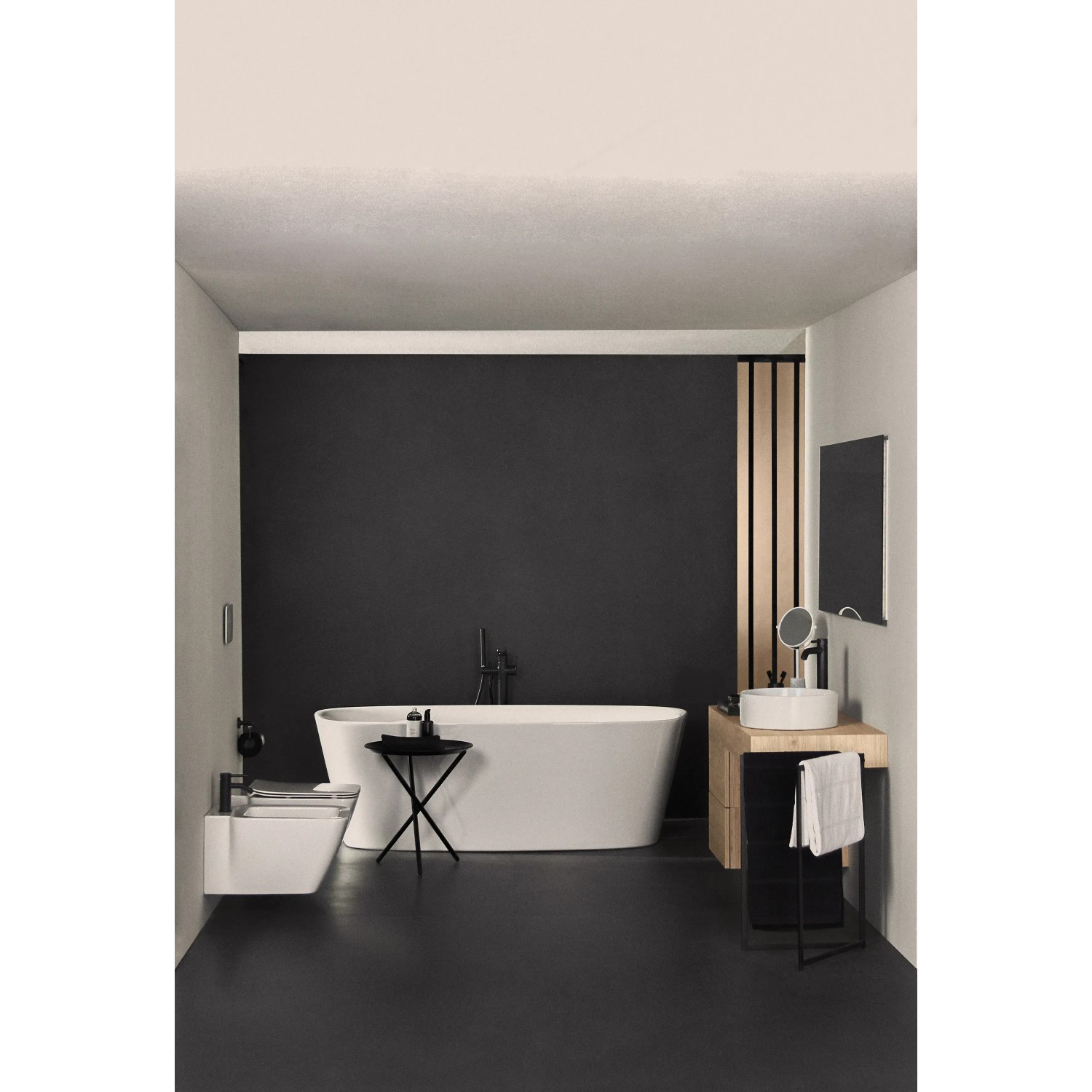 Ideal Standard Ceraline Waschtischarmatur in Schwarz mit verlängertem Sockel in einem modernen Badezimmer.