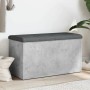 Betongraue Sitzbank mit Stauraum und dunkelgrauem Kissen, 82x42x45 cm.