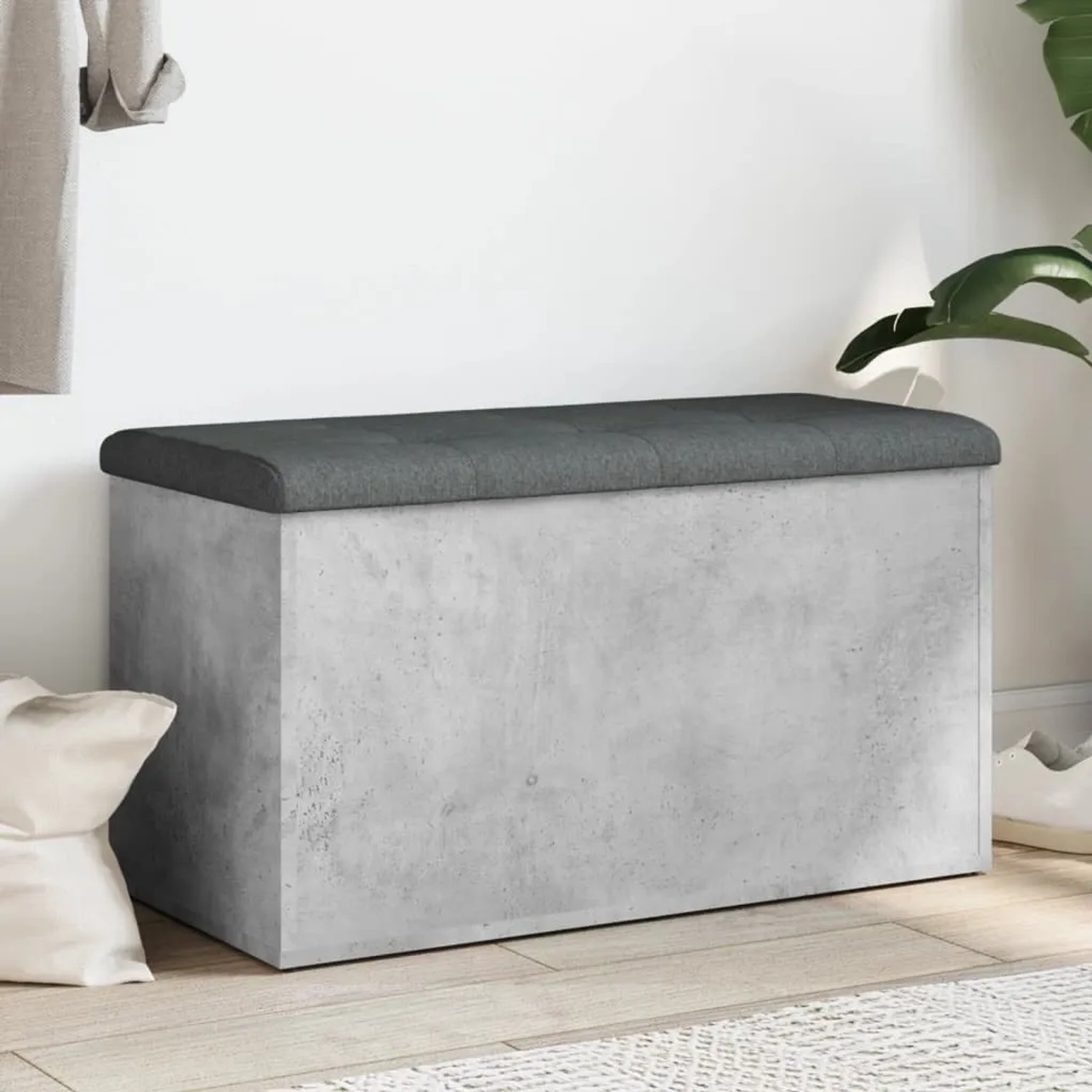 Betongraue Sitzbank mit Stauraum und dunkelgrauem Kissen, 82x42x45 cm.