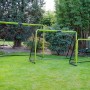 EXIT Tempo Fußballtor aus Stahl, 240x160cm, grün/schwarz, in drei verschiedenen Größen im Garten.