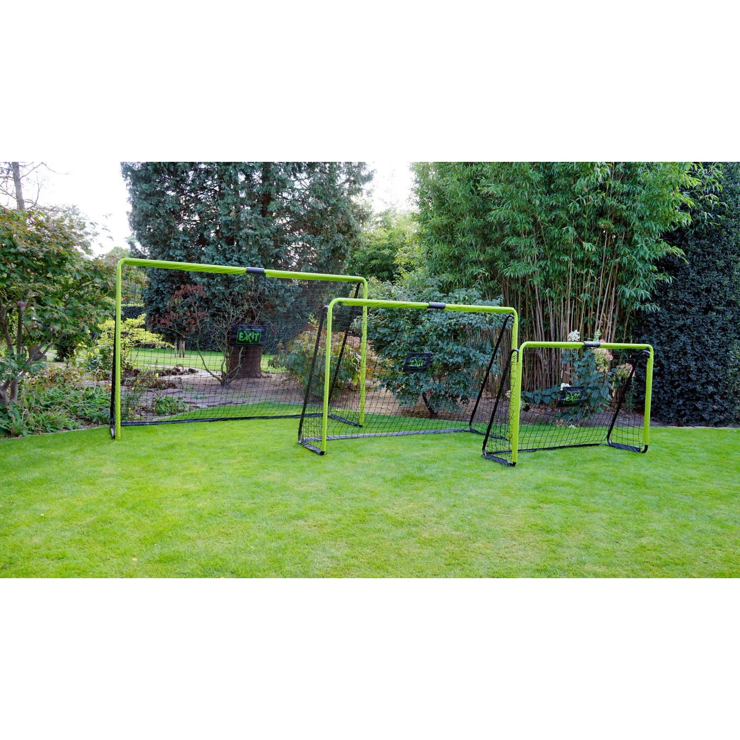 EXIT Tempo Fußballtor aus Stahl, 240x160cm, grün/schwarz, in drei verschiedenen Größen im Garten.