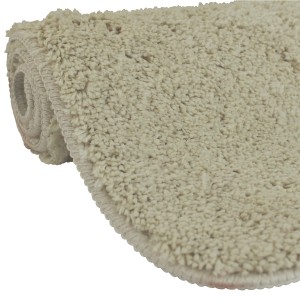 Beige NYVI Badematte, 2-teiliges Set (45x50 & 50x80 cm), flauschiger Flor, gerollt.