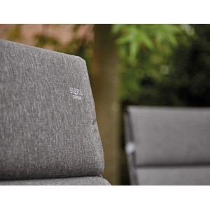 Siena Garden Liegenauflage Stella, anthrazit, ca. 200x58x6 cm, Detailaufnahme der Struktur und des Logos.