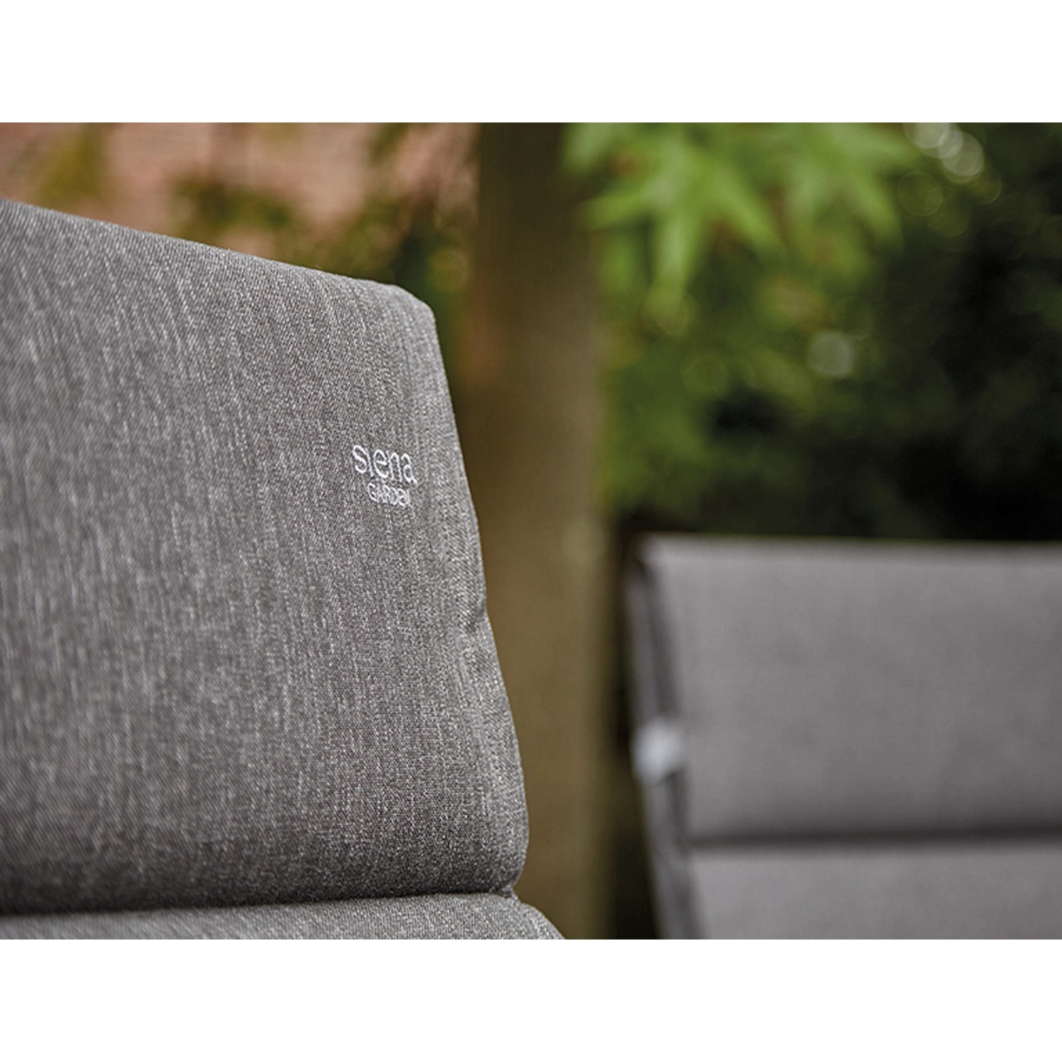 Siena Garden Liegenauflage Stella, anthrazit, ca. 200x58x6 cm, Detailaufnahme der Struktur und des Logos.