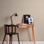 Beige, glänzende Vliestapete Uni von OBI an Wand hinter Schreibtisch mit Deko.