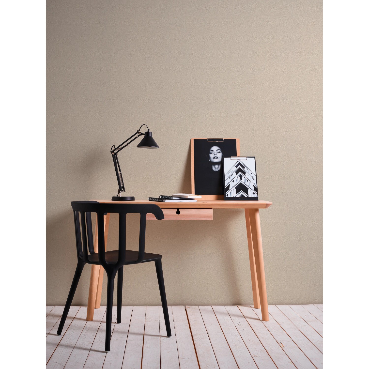 Beige, glänzende Vliestapete Uni von OBI an Wand hinter Schreibtisch mit Deko.