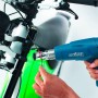 Steinel Heißluftgebläse HL 1620 S (1.600 W) beim Schrumpfen eines Kabels an einem Motorrad.
