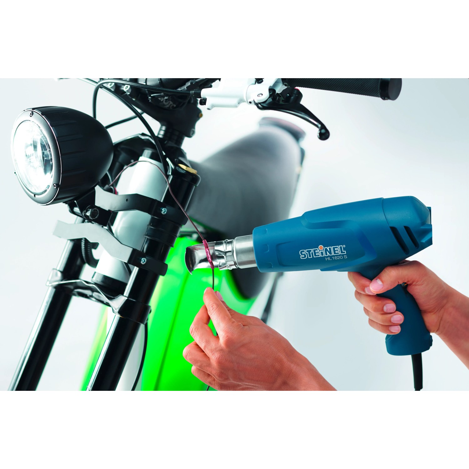 Steinel Heißluftgebläse HL 1620 S (1.600 W) beim Schrumpfen eines Kabels an einem Motorrad.