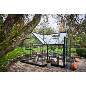 Schwarzes Halls Gewächshaus GardenRoom Set 12,9 m² mit Fundamentrahmen im Garten.