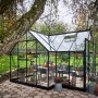 Schwarzes Halls Gewächshaus GardenRoom Set 12,9 m² mit Fundamentrahmen im Garten.