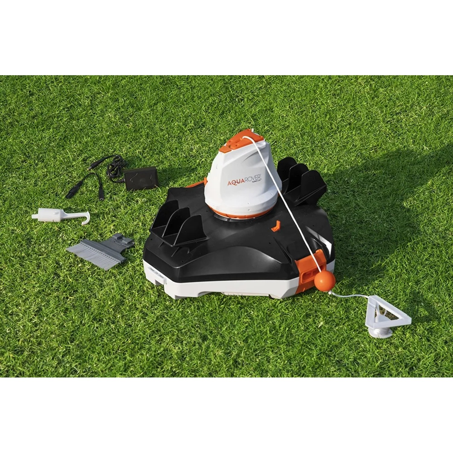 Flowclear Aquarover Poolroboter mit Zubehör auf Rasen. Automatischer Poolsauger für sauberes Wasser.