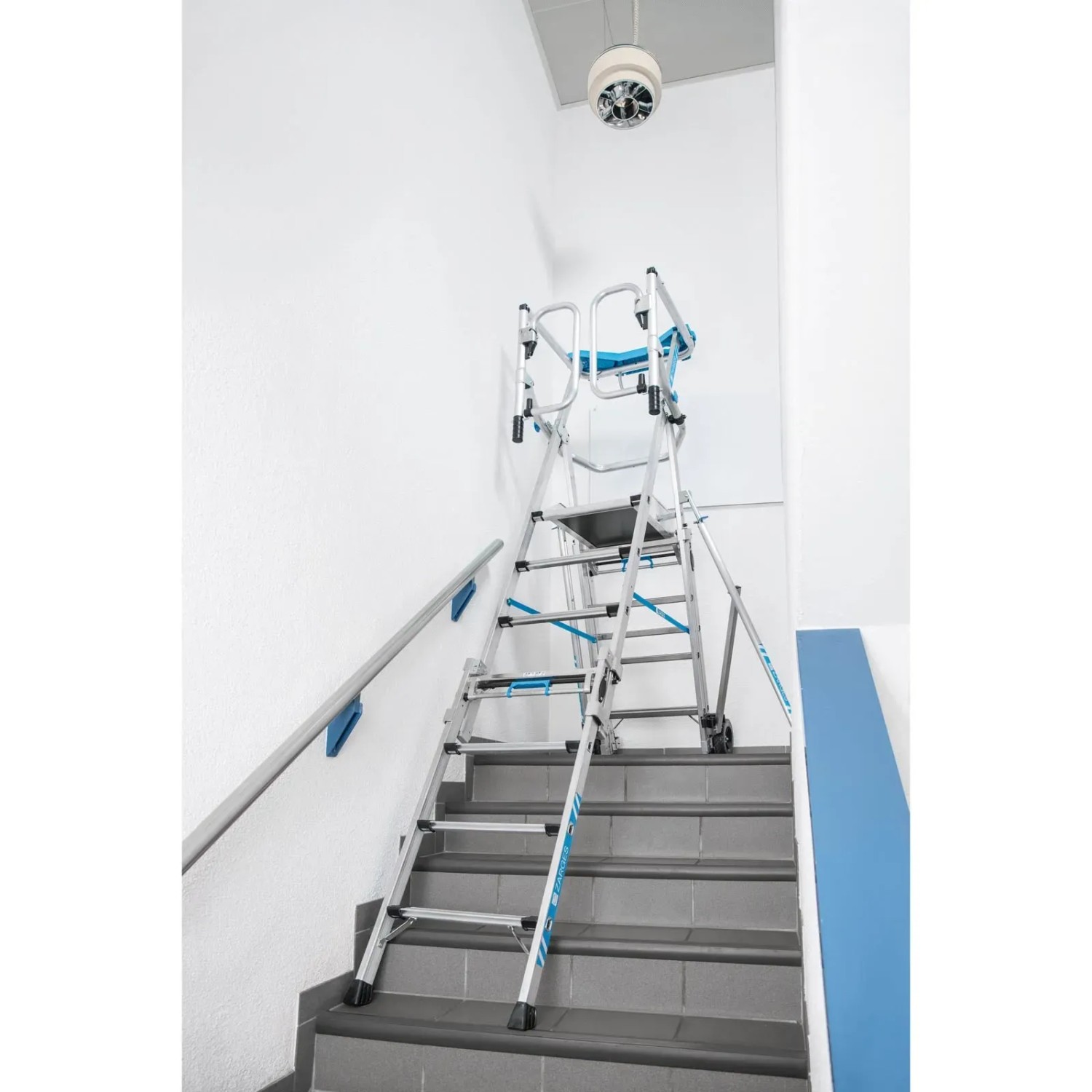 Zarges Teleskop-Plattformleiter ZAP Masterflex Plus auf Treppe, 8-12 Stufen, mit Geländer.